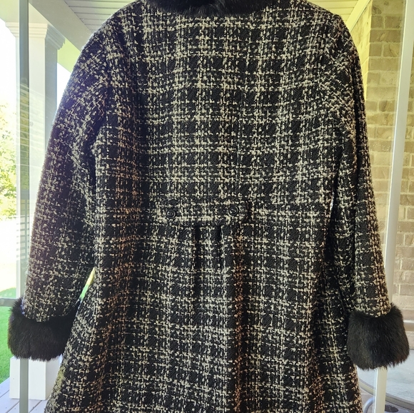 Gorgeous Ladies Winter Coat, Houndstooth with Beautiful Black Faux Fur - Picture 10 of 11